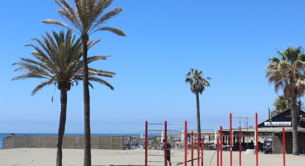 Estepona amplía su oferta deportiva con una nueva zona de calistenia en la playa de La Rada