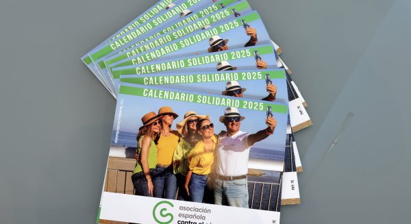 La Asociación Española Contra el Cáncer en Fuengirola lanza un calendario para apoyar la investigación oncológica