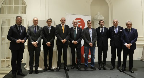 El Colegio de Economistas celebró ayer en el Hotel Miramar el acto de entrega de distinciones