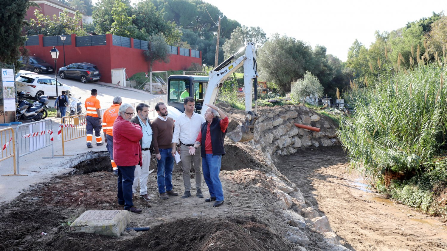 El Ayuntamiento de Marbella construye un muro de escollera para mejorar la estabilidad de la calle Zinias