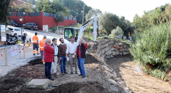 El Ayuntamiento de Marbella construye un muro de escollera para mejorar la estabilidad de la calle Zinias