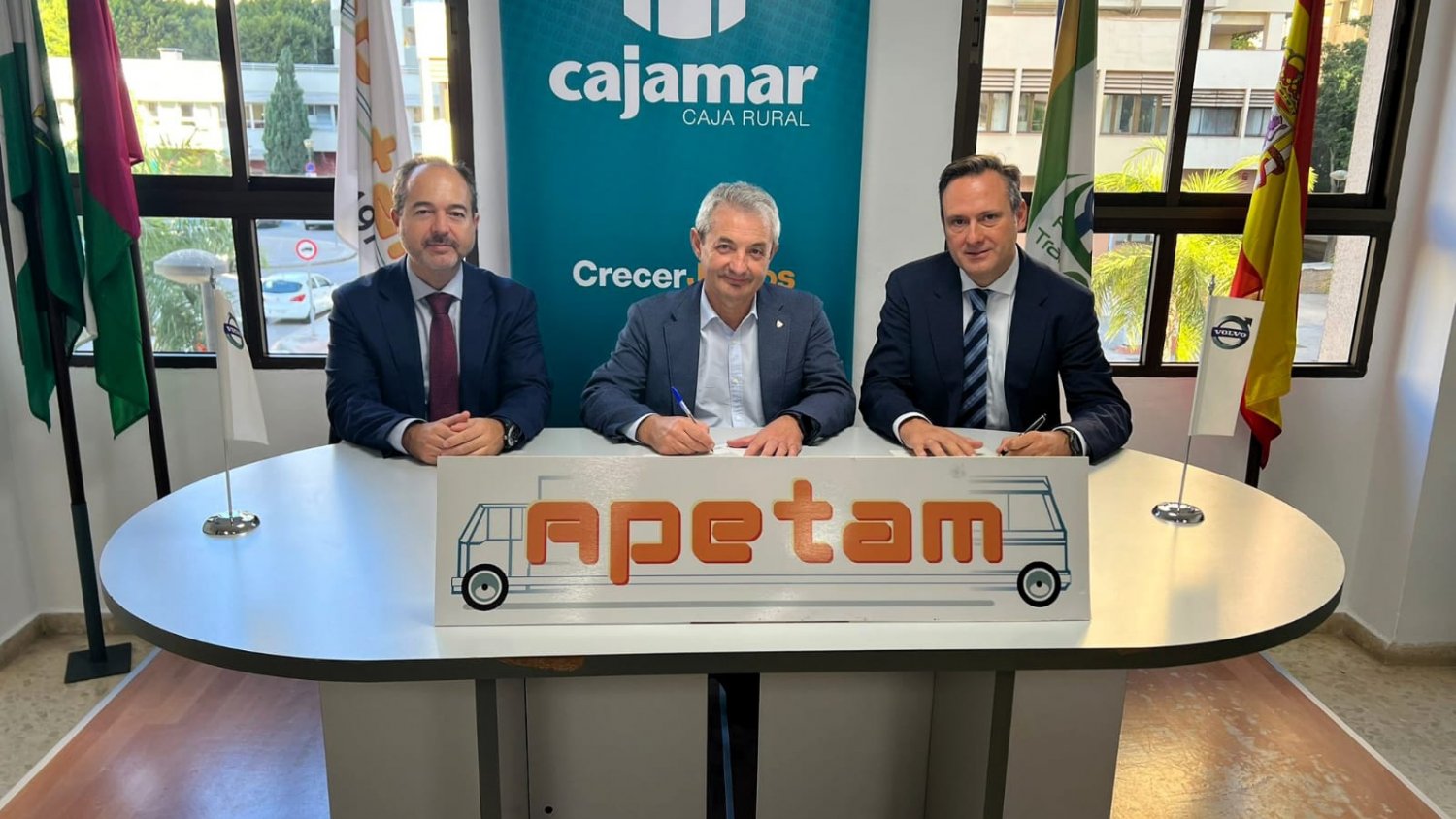 APETAM y Cajamar firman un convenio para facilitar la inversión en flota e instalaciones sostenibles