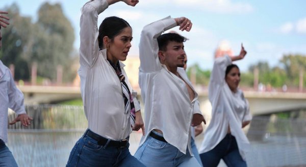 Un baile por abandolaos abre el programa del Día del Flamenco en Málaga desde el Muelle Uno