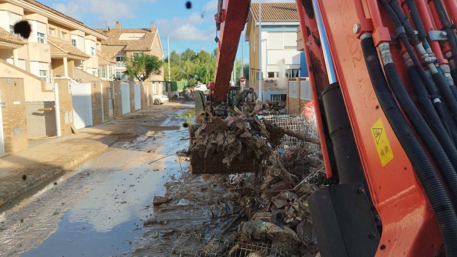 La Diputación coordina el trabajo solidario de 19 empresas malagueñas que se desplazaron a Valencia con 50 máquinas