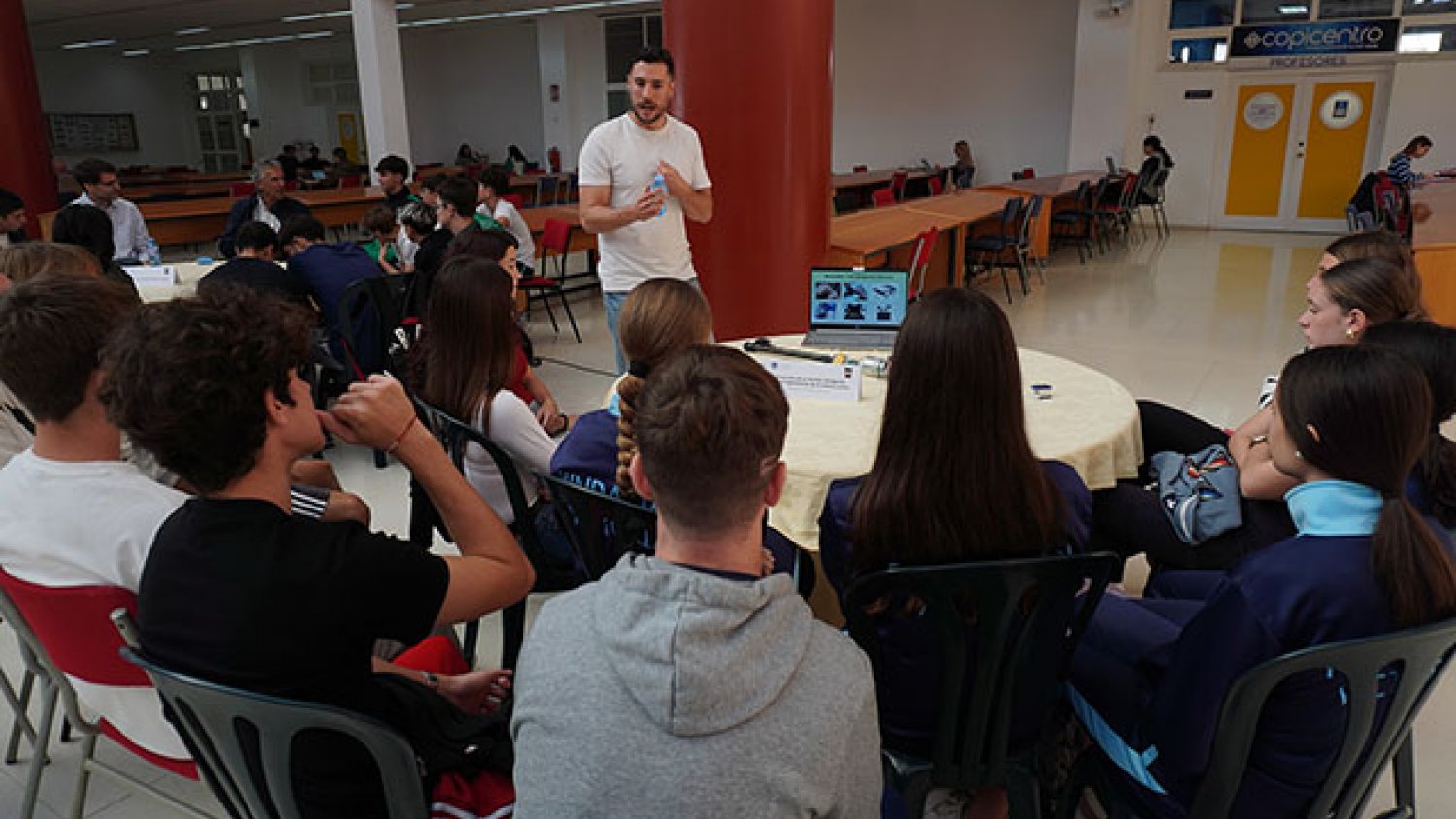Más de un centenar de jóvenes desayunan con investigadores de la UMA en ‘Café con Ciencia’
