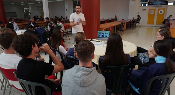 Más de un centenar de jóvenes desayunan con investigadores de la UMA en ‘Café con Ciencia’