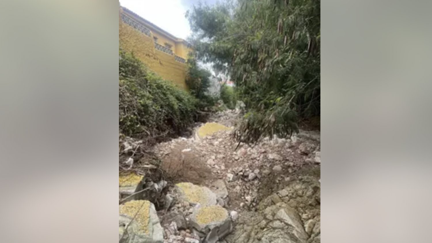 Desalojadas 15 personas en Benalmádena por el derrumbe de un muro en una urbanización