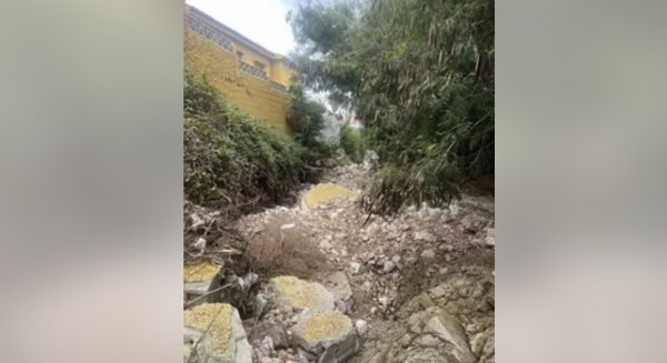 Desalojadas 15 personas en Benalmádena por el derrumbe de un muro en una urbanización