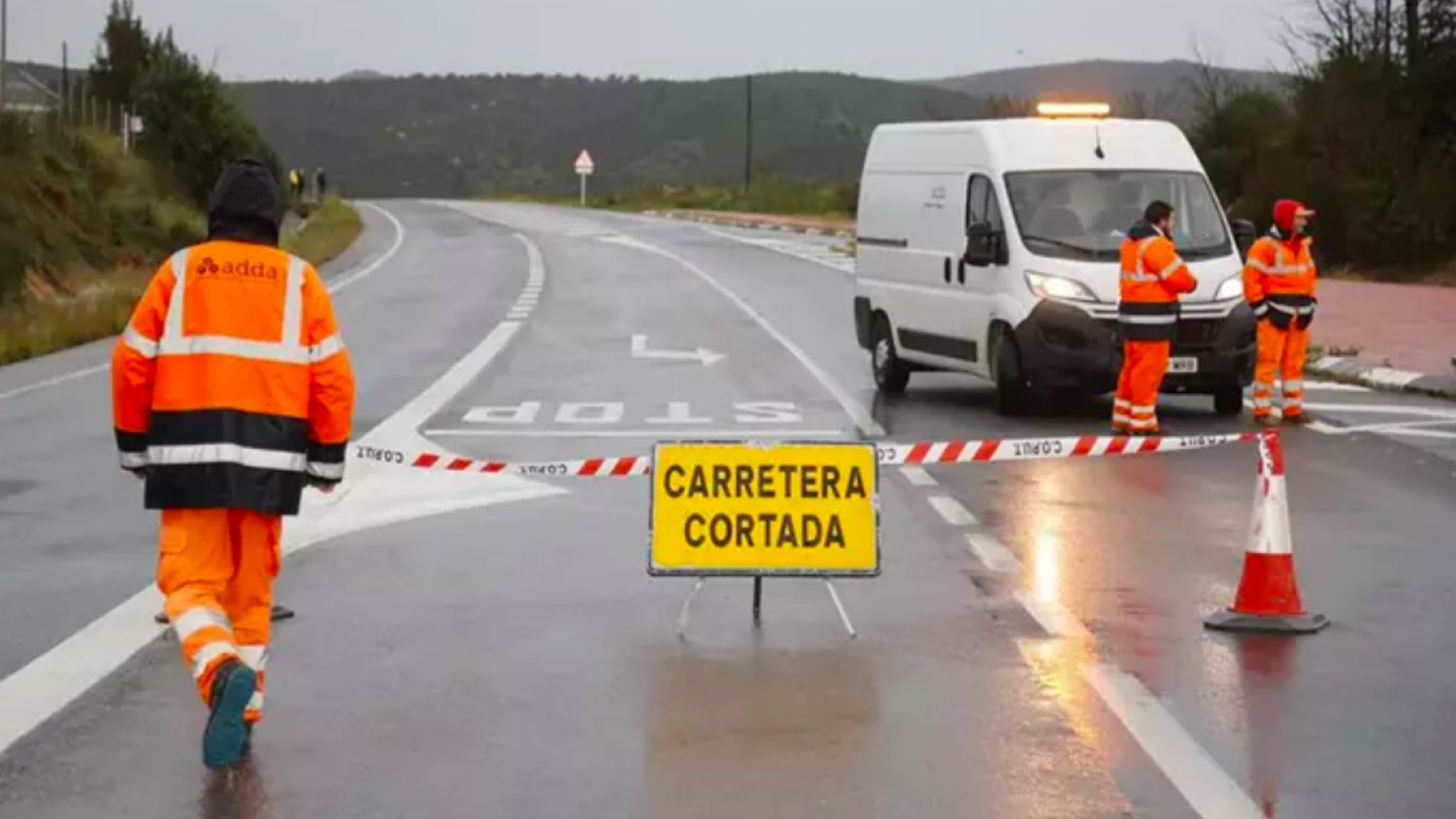 Las carreteras A-355 en Coín y la A-7054 en Málaga han sido cortadas por las lluvias