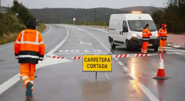 Las carreteras A-355 en Coín y la A-7054 en Málaga han sido cortadas por las lluvias