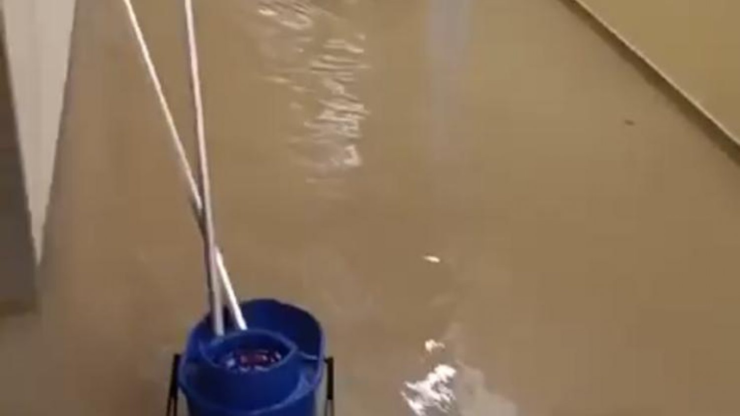 Inundación en el interior del Clínico por agua que se cuela en las tuberías
