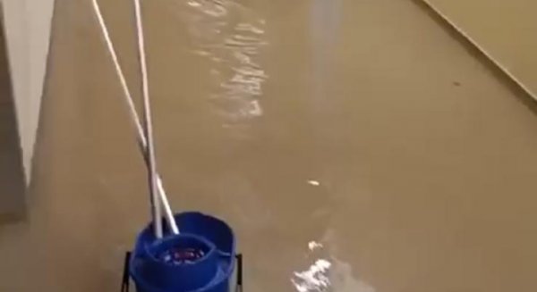 Inundación en el interior del Clínico por agua que se cuela en las tuberías