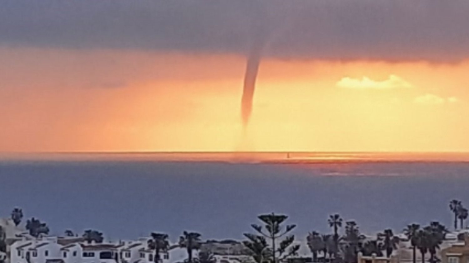 Marbella registra una manga marina durante la alerta roja por fuertes lluvias