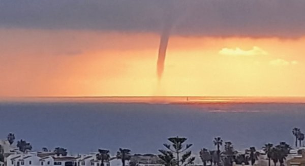 Marbella registra una manga marina durante la alerta roja por fuertes lluvias