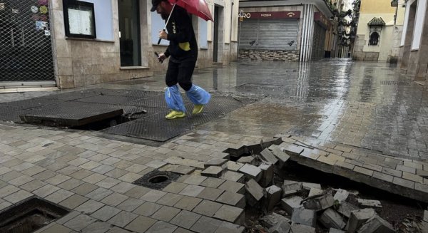 El agua de la lluvia rompe un colector en Carretería e inunda las comercios