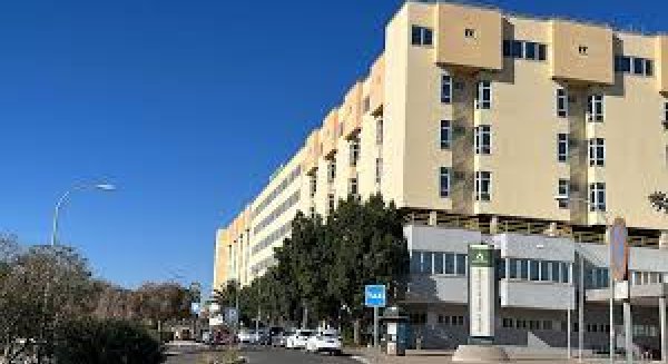 El Hospital Clínico y Regional solo atenderán hoy procedimientos oncológicos y urgencias