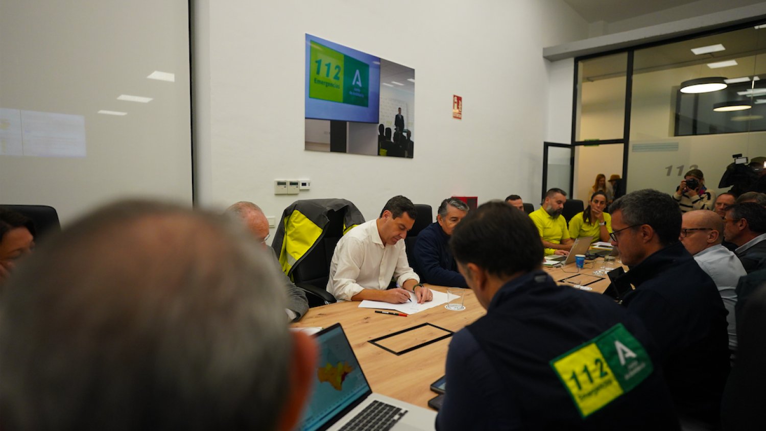 Moreno destaca el comportamiento ejemplar de los andaluces y pide seguir siendo prudentes ante la DANA