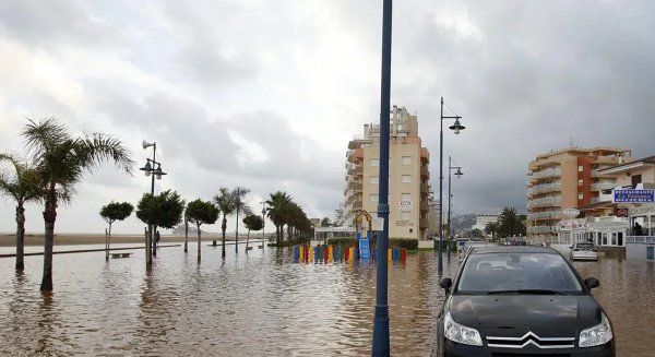 Málaga desactiva la alerta roja tras una noche de fuertes lluvias y desbordamientos de ríos 