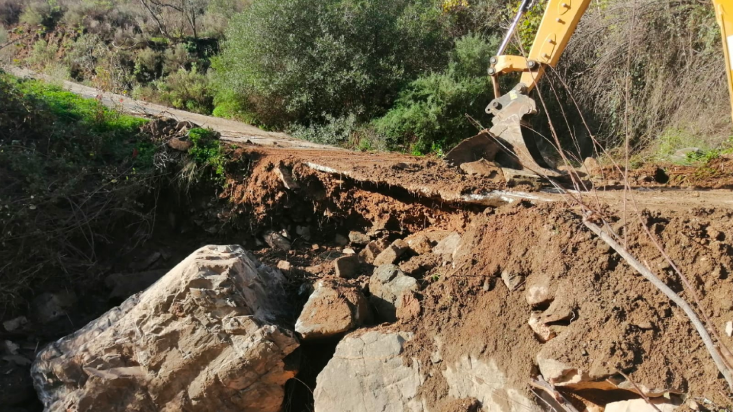  El Distrito Este lleva a cabo trabajos de acondicionamiento de carriles afectados por la DANA 