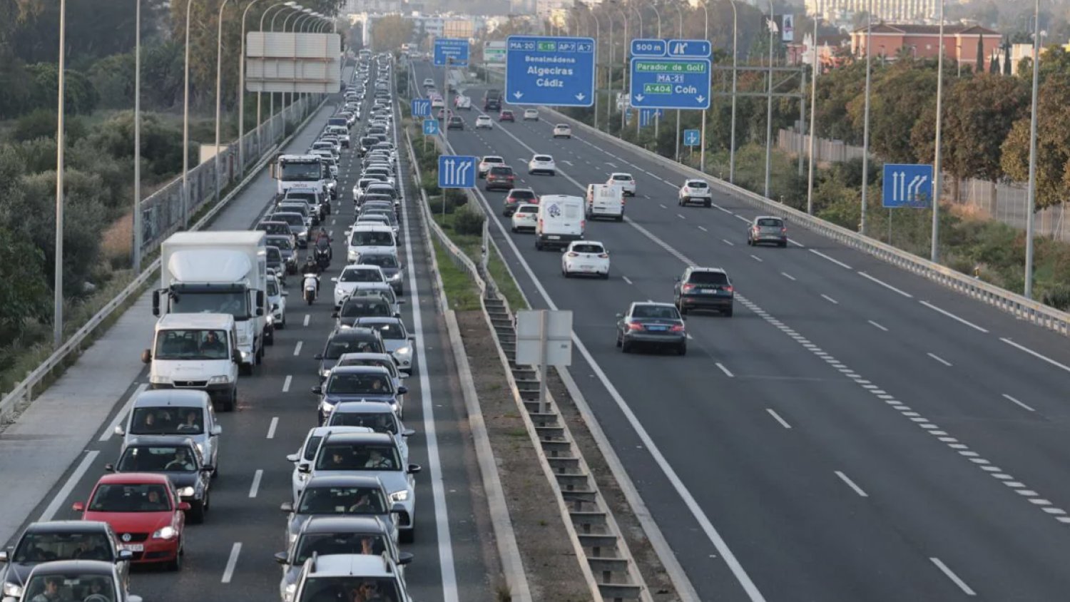 Tres accidentes en Málaga complican los accesos dejando hasta nueve kilómetros de retenciones esta mañana