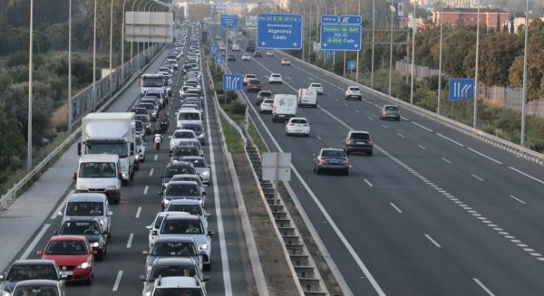 Tres accidentes en Málaga complican los accesos dejando hasta nueve kilómetros de retenciones esta mañana