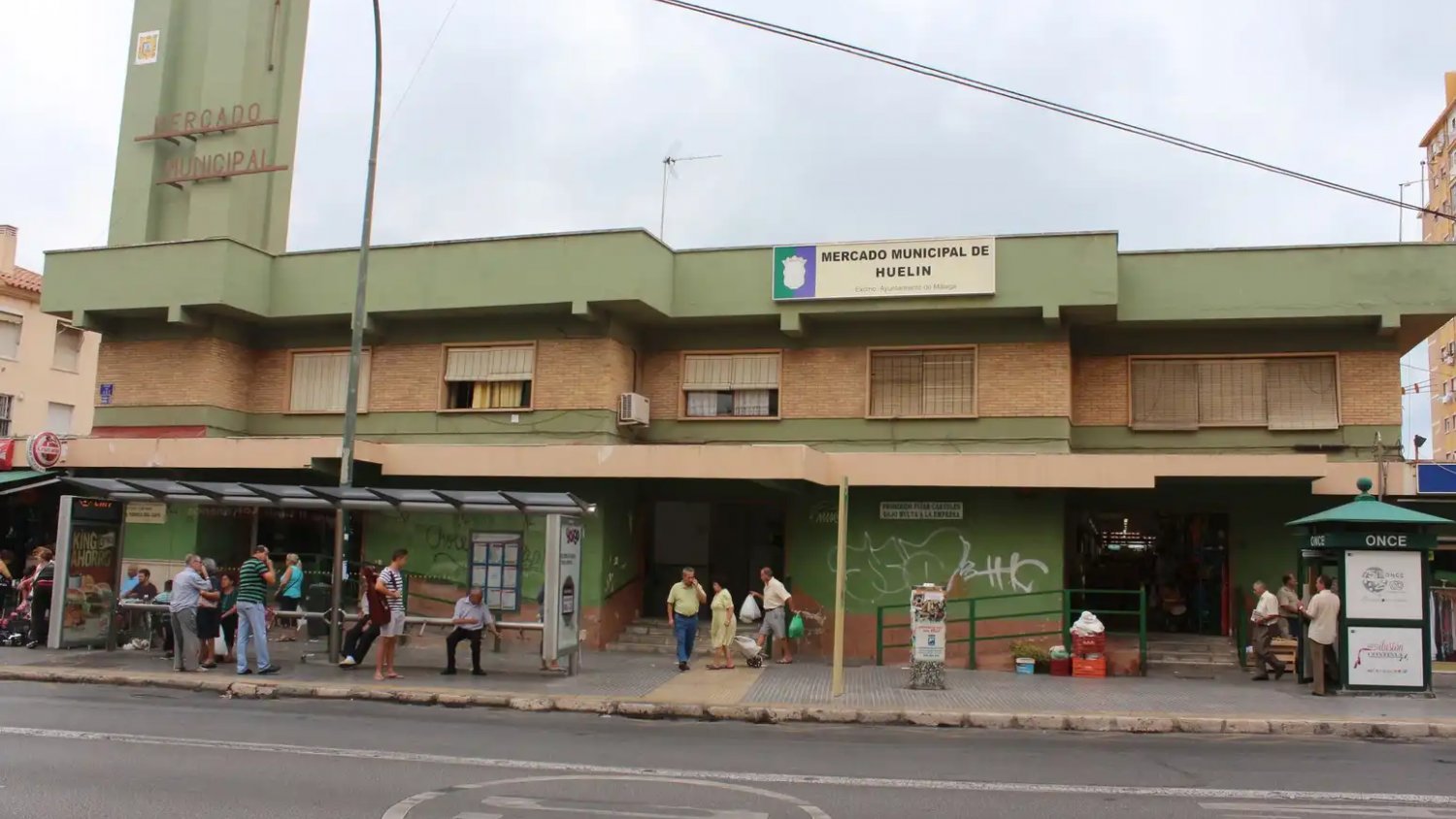 Se impulsan las obras para instalar placas fotovoltaicas de autoconsumo en los mercados municipales de Huelin y Bailén