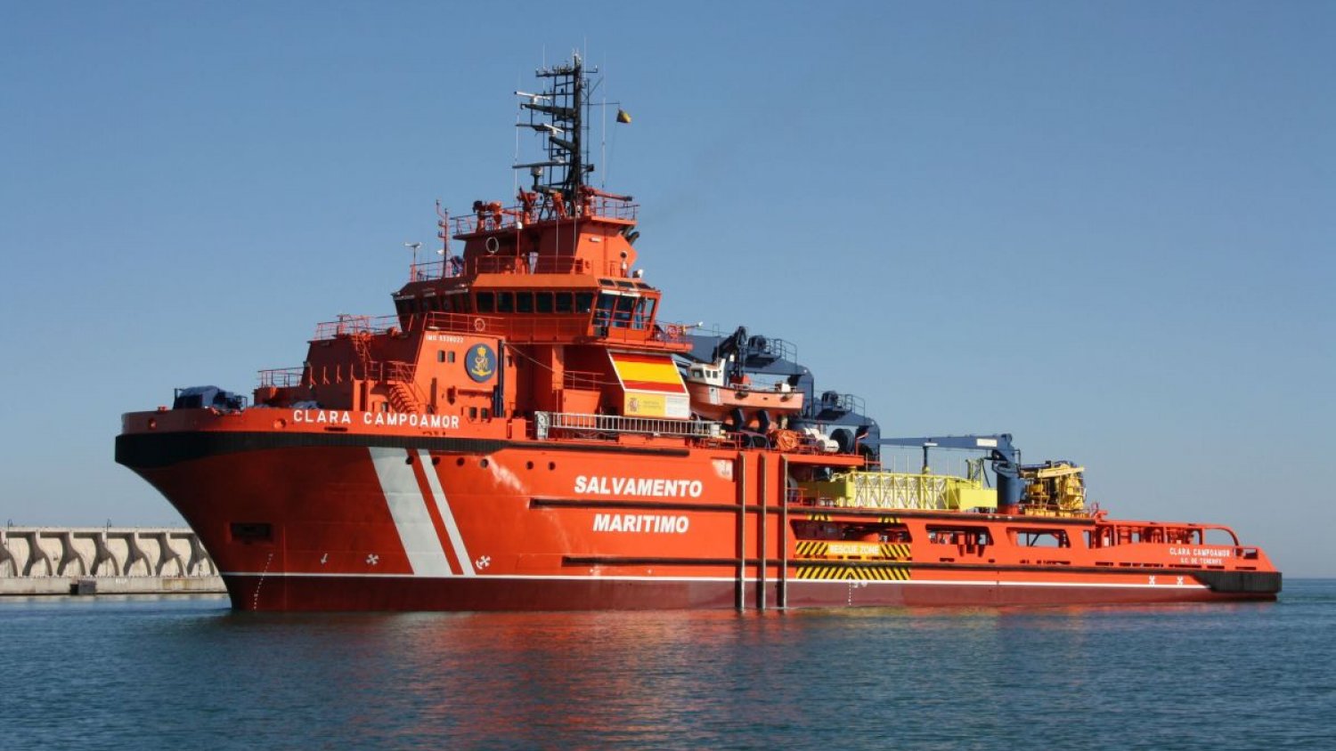 Rescatado en el mar el cuerpo de un varón adulto frente a la costa de Benalmádena