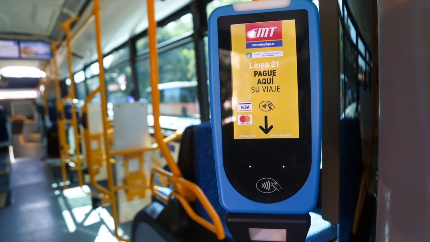 La EMT comienza la implantación del pago con tarjeta y móvil en los autobuses de todas las líneas