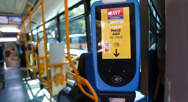 La EMT comienza la implantación del pago con tarjeta y móvil en los autobuses de todas las líneas