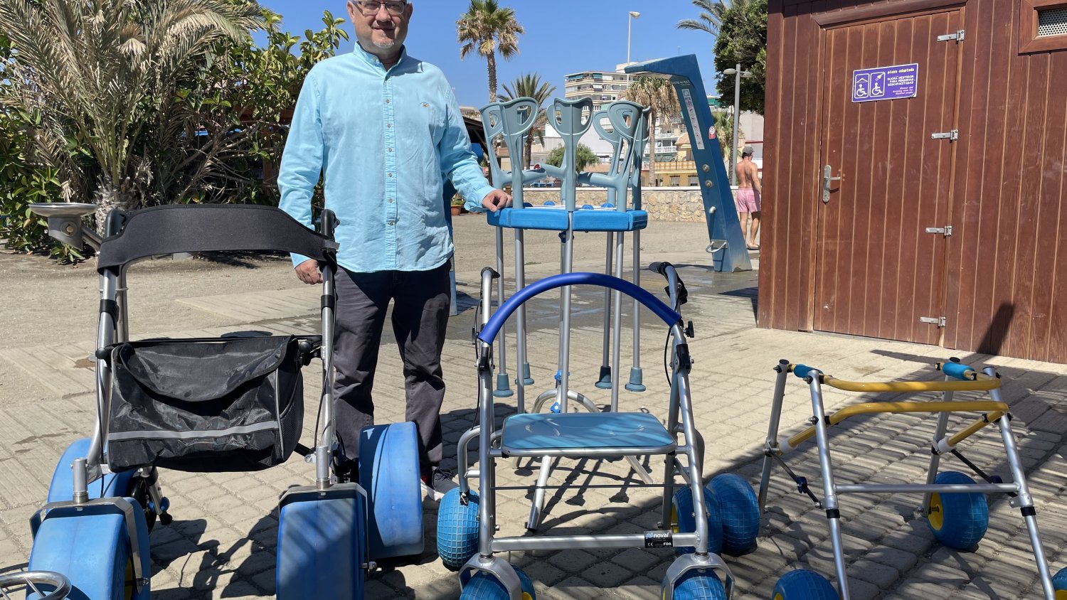 Presentado el nuevo equipamiento para las playas adaptadas de todo el litoral de Vélez-Málaga