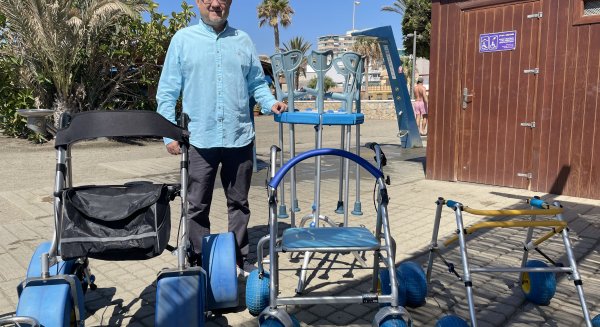 Presentado el nuevo equipamiento para las playas adaptadas de todo el litoral de Vélez-Málaga