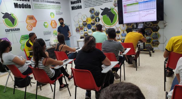 La Junta inicia una nueva edición de la Escuela de Pastores con un seminario permanente de ganadería de montaña