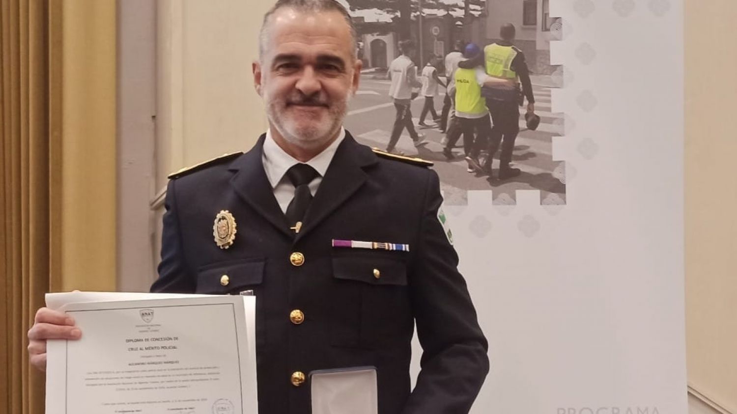 Un oficial de la Policía Local de Málaga es condecorado con la Cruz al Mérito Policial por su labor como Agente Tutor