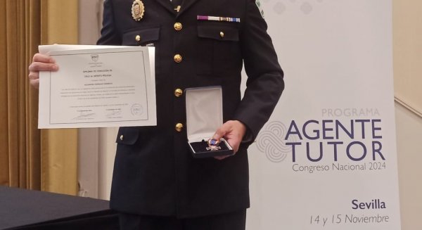 Un oficial de la Policía Local de Málaga es condecorado con la Cruz al Mérito Policial por su labor como Agente Tutor