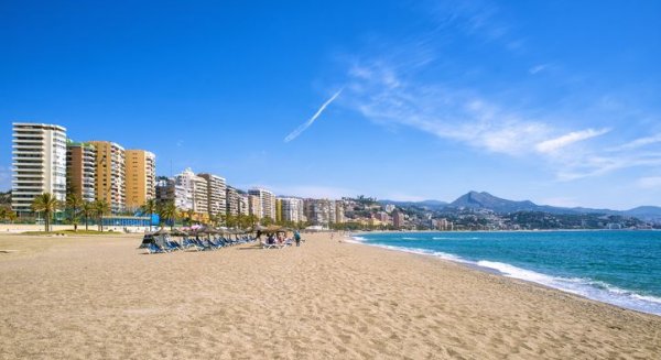 El Gobierno inicia trabajos de mantenimiento de playas en todo el litoral malagueño por 2,1 millones