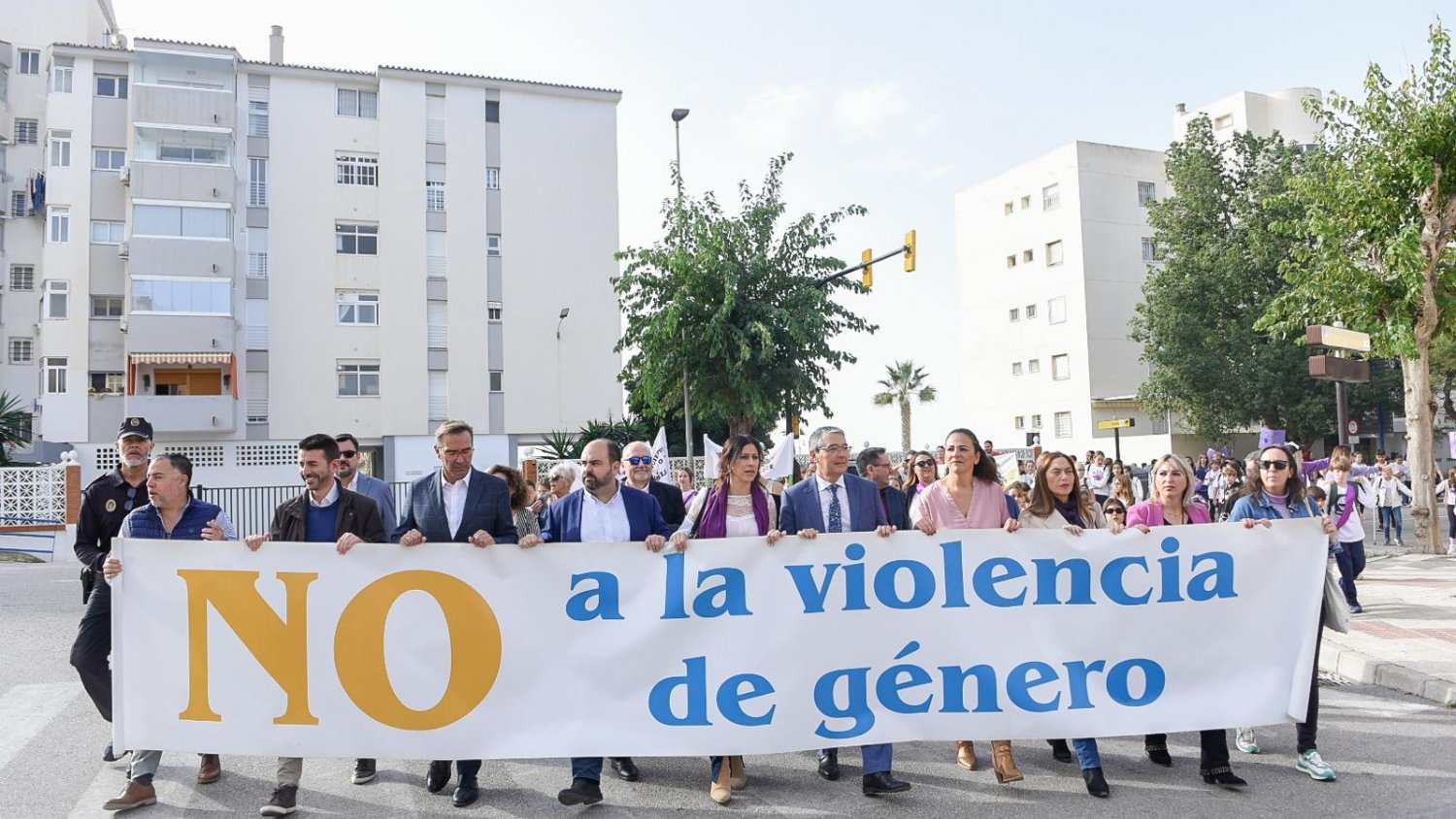 Más de mil personas se unen en Rincón de la Victoria para concienciar contra la Violencia de Género