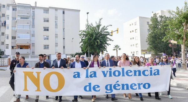 Más de mil personas se unen en Rincón de la Victoria para concienciar contra la Violencia de Género