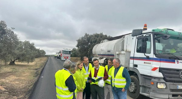 La Diputación de Málaga invierte 928.000 euros en el asfaltado de carreteras de la Axarquía y la Sierra Norte