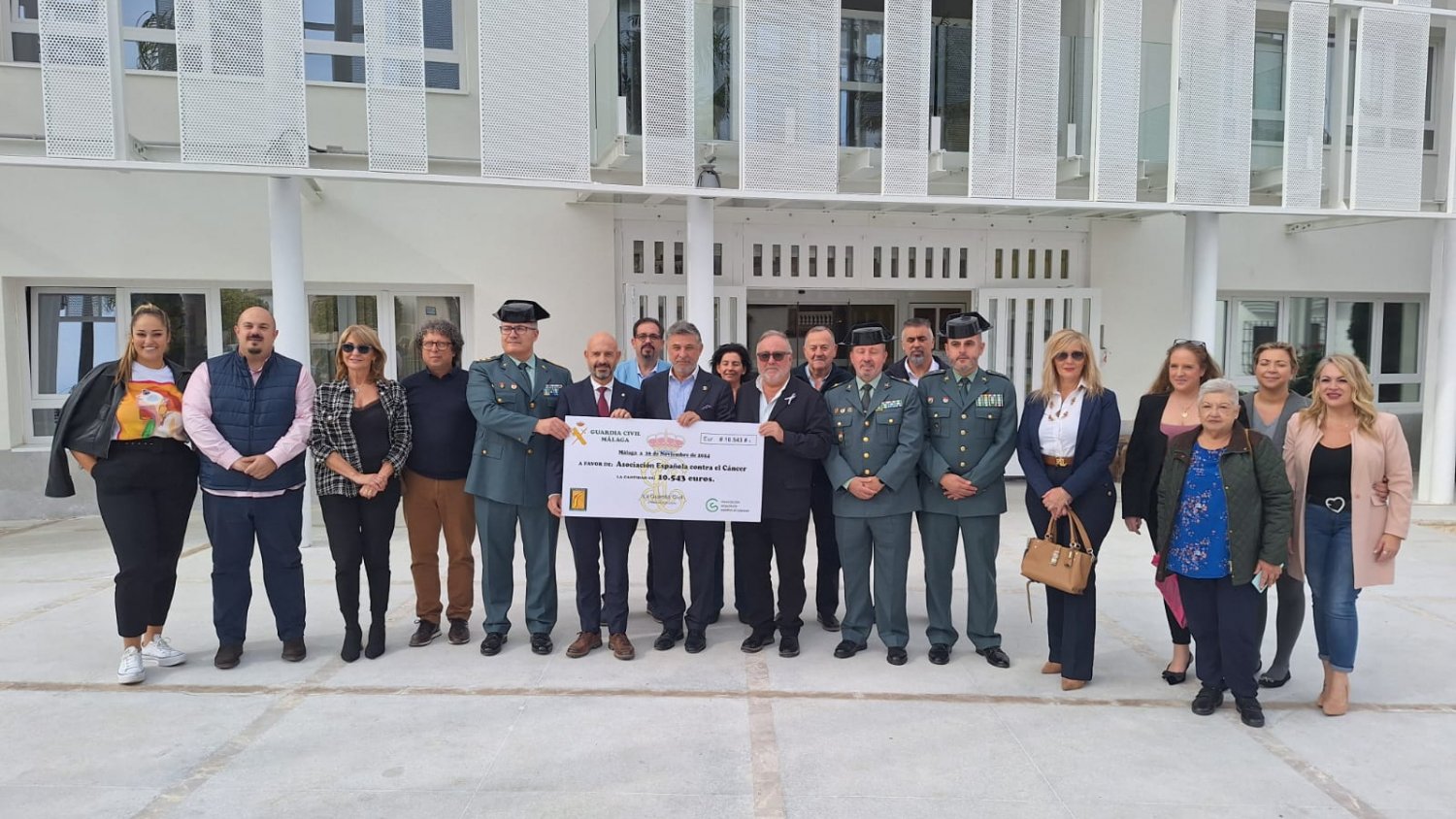 La Guardia Civil entrega a la Asociación Española contra el Cáncer en Málaga la recaudación obtenida con los actos de su patrona