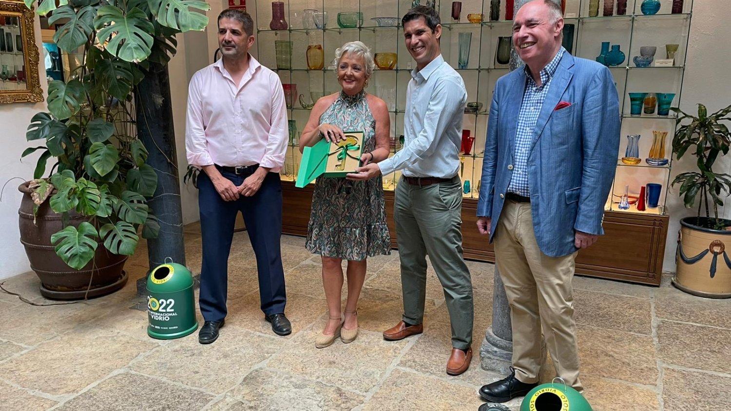 Málaga se une a la red de 'Municipios Hermanos por el Vidrio' y recibe su llave de vidrio reciclado