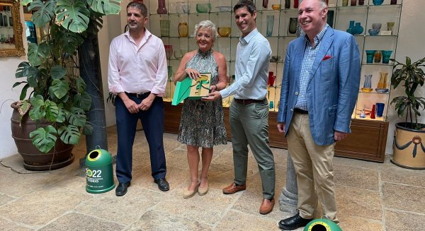 Málaga se une a la red de 'Municipios Hermanos por el Vidrio' y recibe su llave de vidrio reciclado