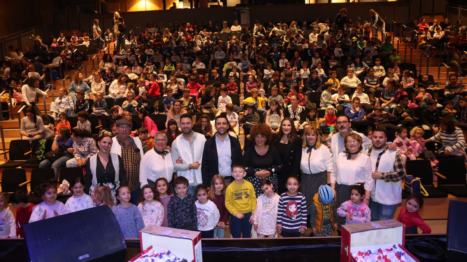Unos 700 escolares malagueños participan en la 'zambombá' navideña de Encarni Navarro en el auditorio de la Diputación