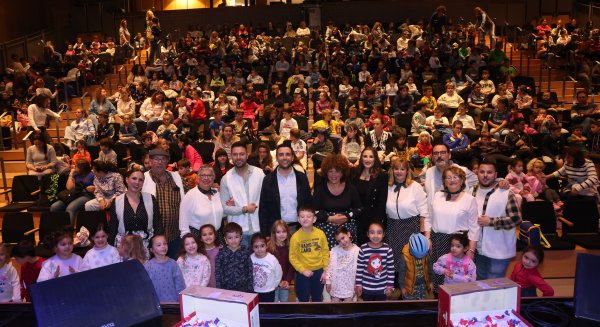 Unos 700 escolares malagueños participan en la 'zambombá' navideña de Encarni Navarro en el auditorio de la Diputación