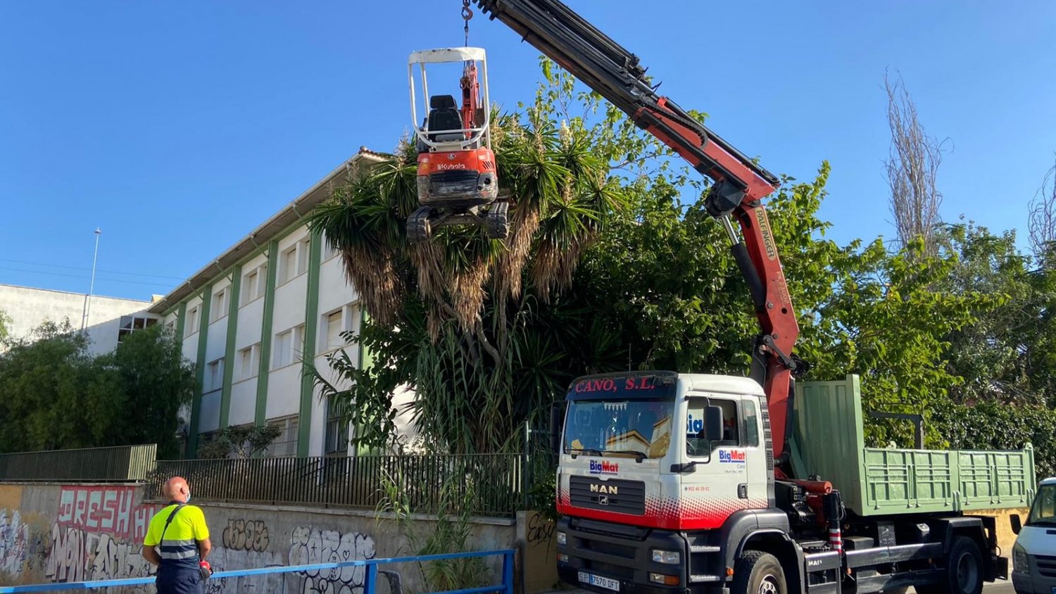 Rincón de la Victoria adjudica la limpieza, desbroce de arroyos, el mantenimiento de zonas y parcelas municipales