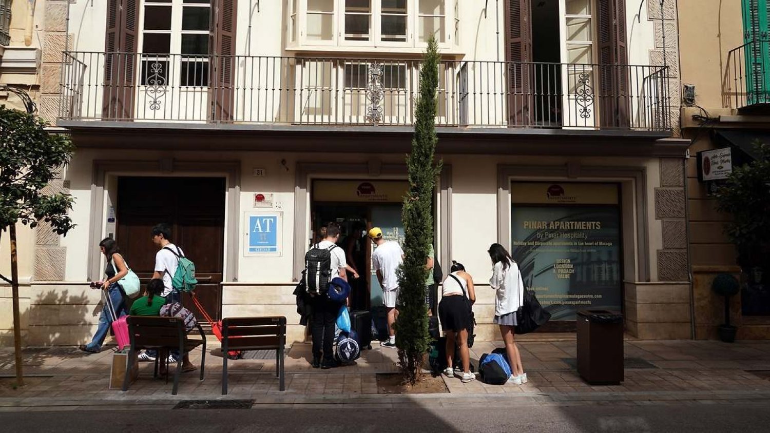 Luz verde a la prohibición de nuevas viviendas turísticas en 43 barrios de Málaga ciudad