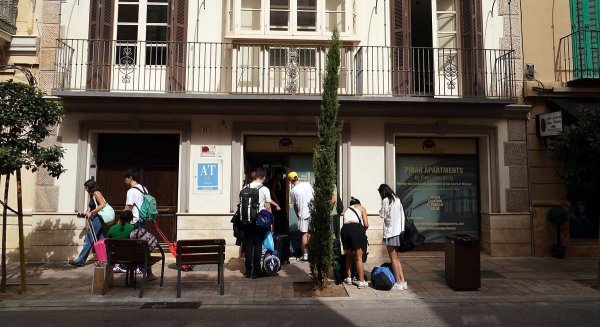 Luz verde a la prohibición de nuevas viviendas turísticas en 43 barrios de Málaga ciudad