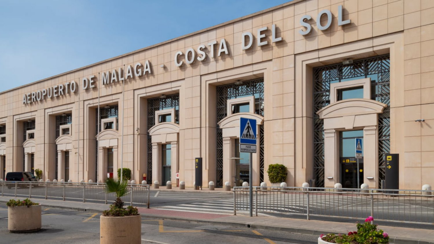 Herido un niño de ocho años tras caer de una planta a otra en el aparcamiento del aeropuerto