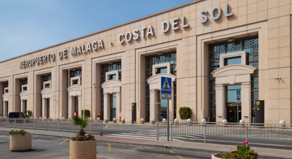 Herido un niño de ocho años tras caer de una planta a otra en el aparcamiento del aeropuerto