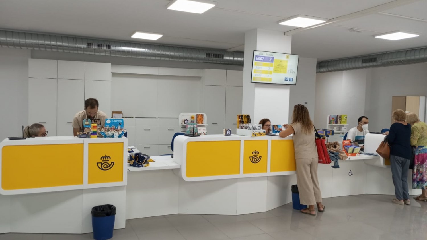 Los distintivos ambientales de la DGT para acceder a la Zona de Bajas Emisiones de Málaga se pueden adquirir en Correos