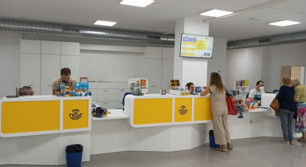 Los distintivos ambientales de la DGT para acceder a la Zona de Bajas Emisiones de Málaga se pueden adquirir en Correos